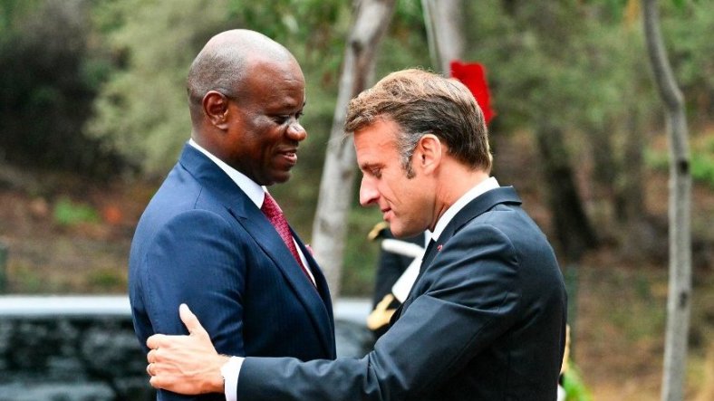 Visite du Président Macron au Gabon&nbsp;: diplomatie et débat autour de son accueil