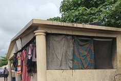 Libreville : un couple de personnes souffrant de troubles mentaux squatte un espace étudiant près de l’UOB