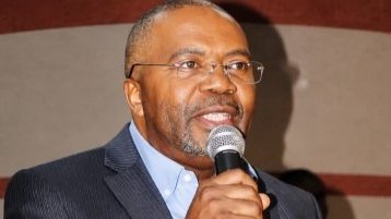 Gabon / Pagne obligatoire le vendredi&nbsp;: entre sarcasmes et critiques de fond, Michel Ongoundou Loundah appelle à une véritable politique industrielle