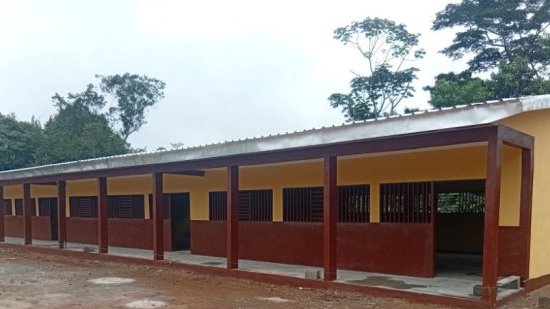 Gabon / Mékambo&nbsp;: l’État livre un bâtiment scolaire neuf,  les citoyens doivent chercher les tables-bancs