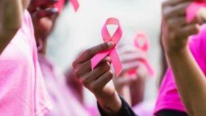 Cancer du sein&nbsp;: après les campagnes d’Octobre Rose, quel suivi pour les femmes&nbsp;?
