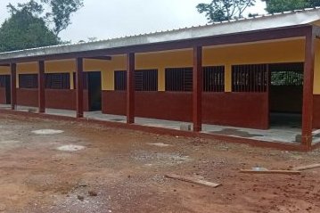Gabon / Mékambo&nbsp;: l’État livre un bâtiment scolaire neuf,  les citoyens doivent chercher les tables-bancs