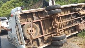 Accident sur l’axe Bifoun–Ndjolé&nbsp;: le véhicule émetteur de Radio Gabon finit sa course sur un talus
