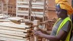 Gabon / Gyrielle Kogou Boukinda&nbsp;: une femme au cœur de la menuiserie funéraire, elle fabrique des cercueils et bouscule les préjugés