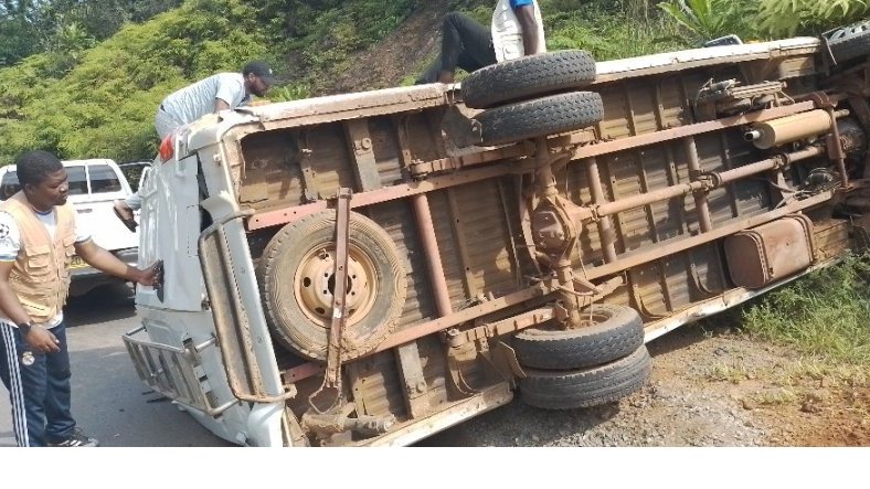 Accident sur l’axe Bifoun–Ndjolé&nbsp;: le véhicule émetteur de Radio Gabon finit sa course sur un talus