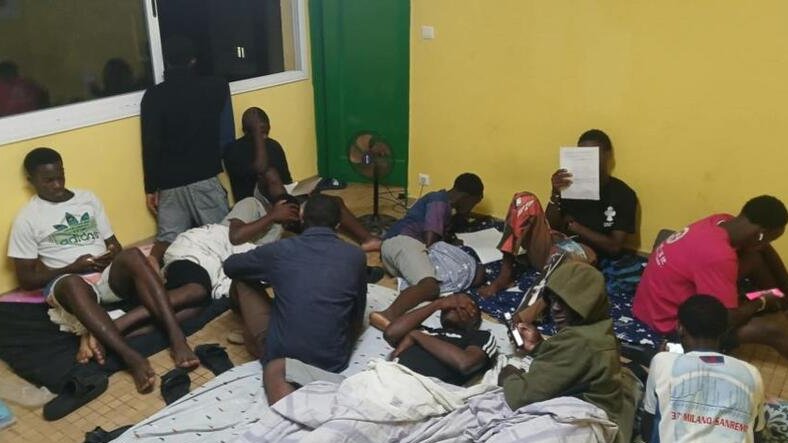 Logements saturés, cours suspendus : les étudiants interpellent le chef de l’État 