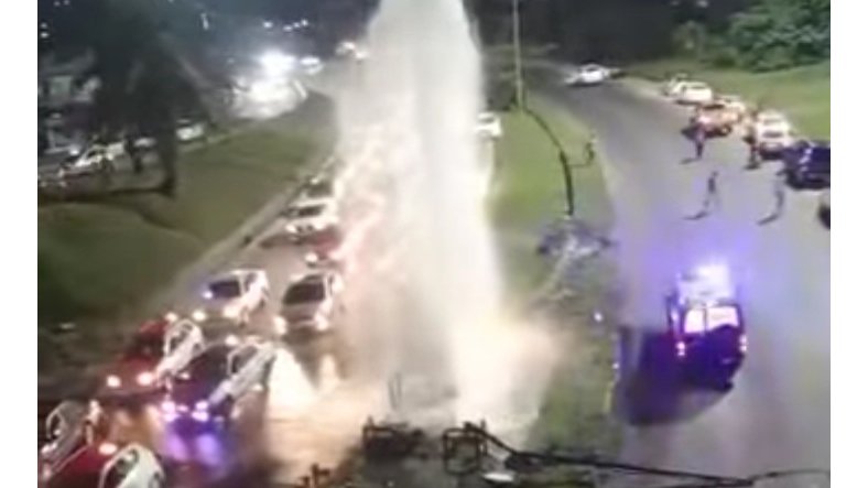 Accident spectaculaire au PK5 : une canalisation éventrée, un véhicule pulvérisé, mais aucun blessé grave