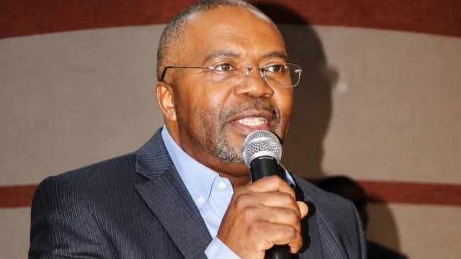 Gabon / Pagne obligatoire le vendredi&nbsp;: entre sarcasmes et critiques de fond, Michel Ongoundou Loundah appelle à une véritable politique industrielle