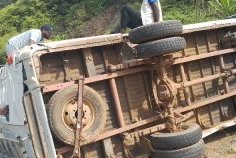 Accident sur l’axe Bifoun–Ndjolé&nbsp;: le véhicule émetteur de Radio Gabon finit sa course sur un talus